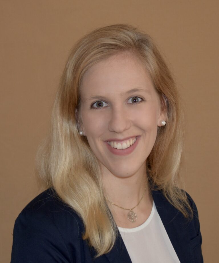 Dr. Julia Hafner
